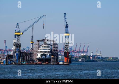 Hamburg, Deutschland - 09 05 2024: Blick auf ein Trockendock im Hamburger Hafen mit Containerterminal im Hintergrund Stockfoto