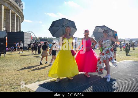 Entertainment Musik, Lollapalooza Berlin 2024 08.09.2024, xdanx, Entertainment Musik, Lollapalooza Berlin 2024, v.l. Festival Besucher erfreuen sich bei Sonnigen Wetter. Berlin Olympiastadion Berlin Deutschland DE *** Entertainment Music, Lollapalooza Berlin 2024 08 09 2024, xdanx, Entertainment Music, Lollapalooza Berlin 2024, V l Festivalbesucher genießen sonniges Wetter Berlin Olympiastadion Berlin Berlin Deutschland DE Copyright: XDanielxLakomskix Stockfoto