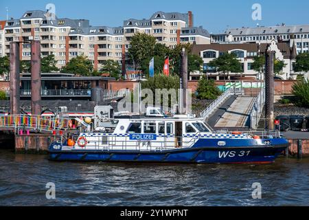 Hamburg - 09 05 2024: Blick auf ein Polizeiboot im Hamburger Hafen Stockfoto