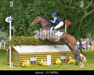 ROS Canter auf Lordships Graffalo, dem ultimativen Gesamtmeister, beim Defender Dairy Mound während der Cross Country-Strecke Burghley Horse Trials 2024 Stockfoto