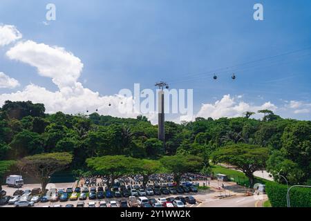 Singapur - 13. Juni 2024: Die Sentosa Cable Car ist eine Gondelbahn, die eine Luftverbindung vom Mount Faber zur Ferieninsel Sentosa bietet. Stockfoto