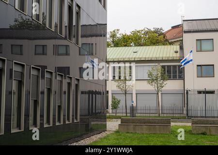 München, Deutschland. September 2024. Das Konsulat spiegelt sich an der Fassade eines Gebäudes an der Technischen Universität München neben dem israelischen Generalkonsulat wider. Nachdem am vergangenen Donnerstag hier ein bewaffneter Mann von der Polizei erschossen wurde, besuchte das Bayerische Landeskriminalamt den Tatort. Quelle: Stefan Puchner/dpa/Alamy Live News Stockfoto