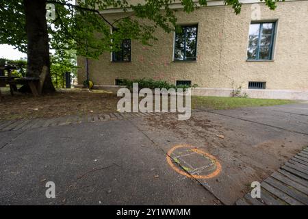 München, Deutschland. September 2024. Im Park vor dem israelischen Generalkonsulat gibt es farbige Kreise, mit denen Munitionshüllen markiert wurden. Nachdem am vergangenen Donnerstag hier ein bewaffneter Mann von der Polizei erschossen wurde, inspizierte das Bayerische Landeskriminalamt den Tatort. Quelle: Stefan Puchner/dpa/Alamy Live News Stockfoto