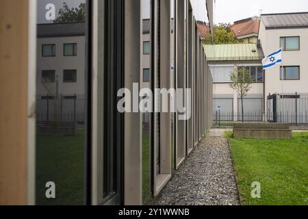 München, Deutschland. September 2024. An einem mit Holz verdeckten Fenster an einem Gebäude der Technischen Universität München neben dem israelischen Generalkonsulat ist eine Blutspur zu sehen. Nachdem am vergangenen Donnerstag ein bewaffneter Mann von der Polizei erschossen wurde, hat das Bayerische Landeskriminalamt den Tatort inspiziert. Quelle: Stefan Puchner/dpa/Alamy Live News Stockfoto