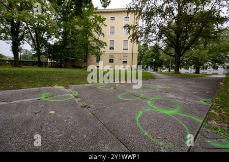 München, Deutschland. September 2024. Im Park vor dem israelischen Generalkonsulat gibt es farbige Kreise, mit denen Munitionshüllen markiert wurden. Nachdem am vergangenen Donnerstag hier ein bewaffneter Mann von der Polizei erschossen wurde, inspizierte das Bayerische Landeskriminalamt den Tatort. Quelle: Stefan Puchner/dpa/Alamy Live News Stockfoto