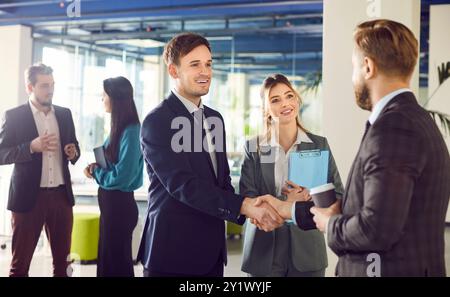 Freundliche Geschäftsleute Handshake Deal, toll, der Chef des Managers schüttelt dem neuen Mitarbeiter die Hand Stockfoto