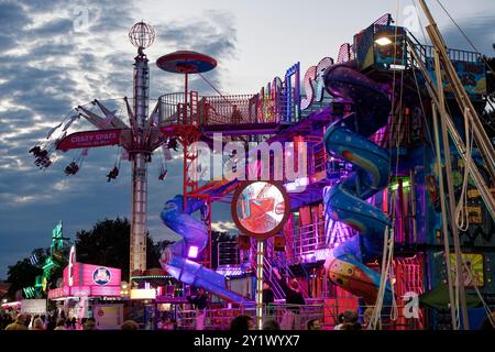 Paris, Frankreich. September 2024. Eröffnungsabend des traditionellen Festes à Neu-Neu zugunsten des Vereins Coucou Nous Voilou Stockfoto