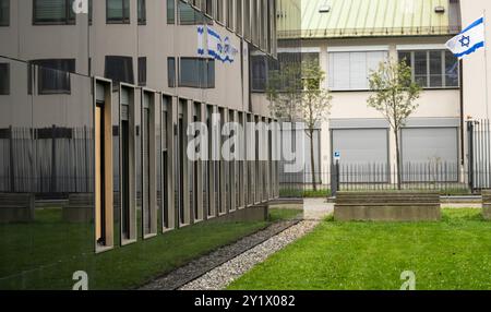 München, Deutschland. September 2024. An einem mit Holz verdeckten Fenster an einem Gebäude der Technischen Universität München neben dem israelischen Generalkonsulat ist eine Blutspur zu sehen. Nachdem am vergangenen Donnerstag ein bewaffneter Mann von der Polizei erschossen wurde, hat das Bayerische Landeskriminalamt den Tatort inspiziert. Quelle: Stefan Puchner/dpa/Alamy Live News Stockfoto