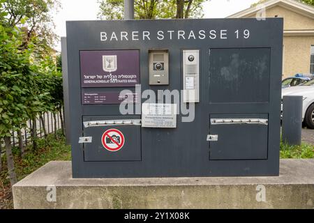 München, Deutschland. September 2024. Vor dem israelischen Generalkonsulat befindet sich eine Anschlagtafel, die mit einer Machete beschädigt wurde. Nachdem am vergangenen Donnerstag hier ein bewaffneter Mann von der Polizei erschossen wurde, besuchte das Bayerische Landeskriminalamt den Tatort. Quelle: Stefan Puchner/dpa/Alamy Live News Stockfoto