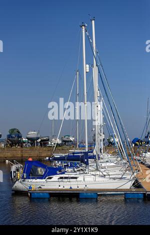 Private Yachten legten im September in einer Reihe an einem schwimmenden Pontoon im Hafen von Tayport auf dem Firth of Tay fest. Stockfoto