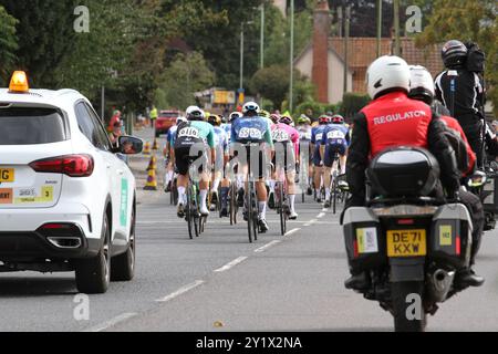 Trimley St. Martin, Großbritannien. September 2024. Die Tour of Britain endet heute mit der 6. Etappe in East Suffolk in Felixstowe. Die Fahrer fahren durch Trimley St. Martin. Nick Schultz vom Team Israel-Premier Tech führt das Rennen auf dem Weg zum Ziel an. Quelle: Eastern Views/Alamy Live News Stockfoto