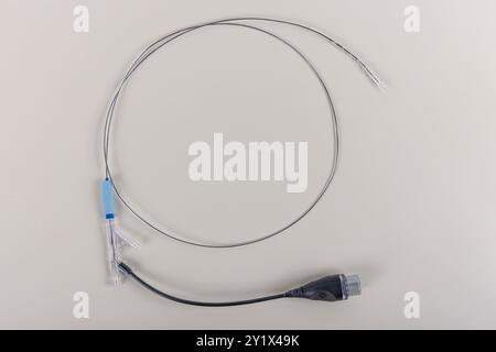 Die Herzstent-Angioplastie. Stent und Katheter zur Implantation in Blutgefässe mit einem leeren und gefüllten Ballon. Metallstent für Implantation und sup Stockfoto