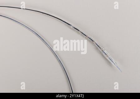 Die Herzstent-Angioplastie. Stent und Katheter zur Implantation in Blutgefässe mit einem leeren und gefüllten Ballon. Metallstent für Implantation und sup Stockfoto