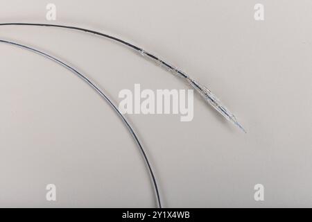 Die Herzstent-Angioplastie. Stent und Katheter zur Implantation in Blutgefässe mit einem leeren und gefüllten Ballon. Metallstent für Implantation und sup Stockfoto