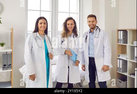 Lächelndes Team von Ärzten und Krankenschwestern bei der Arbeit im Krankenhaus Stockfoto