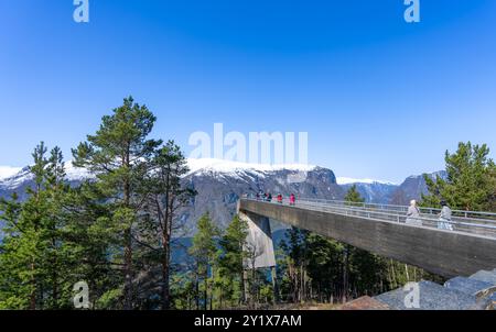 Aurland, Norwegen - 2. Mai 2024: Eine hölzerne Plattform erstreckt sich 30 Meter über einen atemberaubenden norwegischen Fjord. Besucher können einen Panoramablick auf die Berge genießen Stockfoto