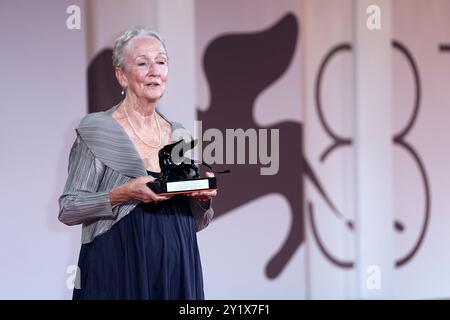 Venedig, Italien. September 2024. Kathleen Chalfant posiert mit dem Lion Award während des 81. Internationalen Filmfestivals von Venedig im Palazzo del Cinema am Samstag, den 7. September 2024 in Venedig. Foto: Rocco Spaziani/UPI Credit: UPI/Alamy Live News Stockfoto