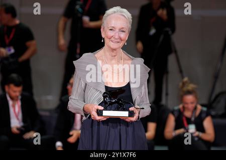 Venedig, Italien. September 2024. Kathleen Chalfant posiert mit dem Lion Award während des 81. Internationalen Filmfestivals von Venedig im Palazzo del Cinema am Samstag, den 7. September 2024 in Venedig. Foto: Rocco Spaziani/UPI Credit: UPI/Alamy Live News Stockfoto