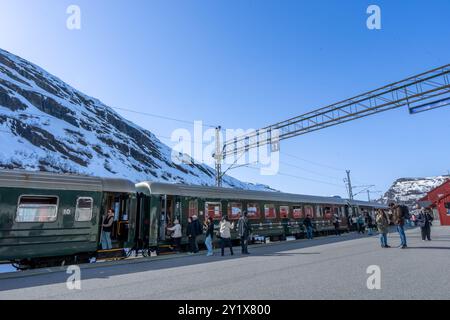 FLAM, Norwegen - 2. Mai 2024: Die Flam Railway schlängelt sich durch die atemberaubenden norwegischen Berge und bietet den Passagieren einen atemberaubenden Blick auf die Fjorde und Stockfoto