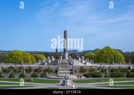 Oslo, Norwegen - 3. Mai 2024: Der berühmte Vigeland Skulpturenpark zeigt über 200 Skulpturen von Gustav Vigeland, die den gesamten menschlichen Lebenszyklus darstellen. Stockfoto