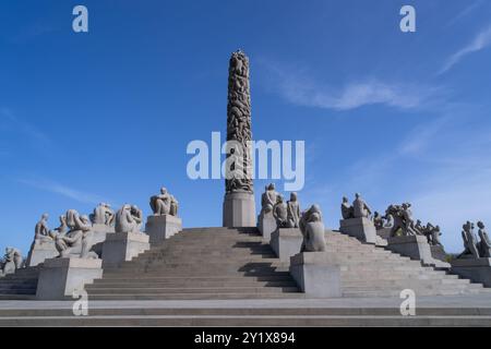 Oslo, Norwegen - 3. Mai 2024: Der berühmte Vigeland Skulpturenpark zeigt über 200 Skulpturen von Gustav Vigeland, die den gesamten menschlichen Lebenszyklus darstellen. Stockfoto