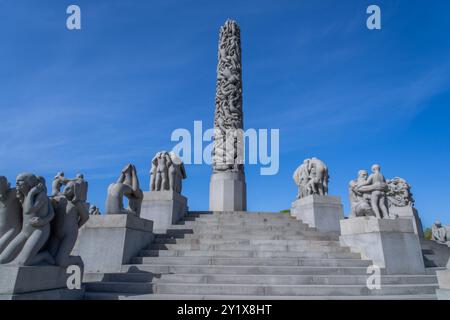 Oslo, Norwegen - 3. Mai 2024: Der berühmte Vigeland Skulpturenpark zeigt über 200 Skulpturen von Gustav Vigeland, die den gesamten menschlichen Lebenszyklus darstellen. Stockfoto