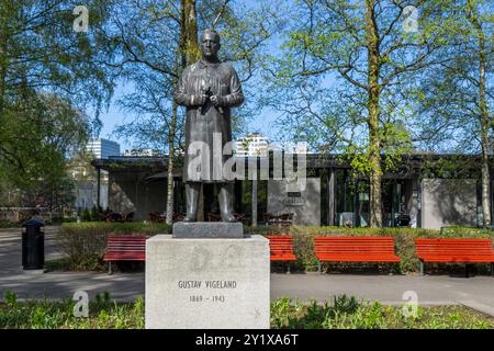 Oslo, Norwegen - 3. Mai 2024: Im Park, der seinen Namen trägt, steht eine Bronzestatue des berühmten norwegischen Bildhauers Gustav Vigeland. Stockfoto