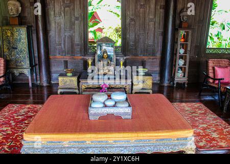 Bangkok, Thailand, Südostasien, Asien. Jim Thompson House Museum. Das Innere des Hauses. James H. W. Thompson, bekannt als Jim (Greenville, Delaware, USA 21. März 1906 – vermisst in Malaysia im märz 1967), war ein US-amerikanischer Geschäftsmann und Modedesigner, der in den 1950er und 1960er Jahren zur Wiederbelebung der thailändischen Seidentextilindustrie beitrug 1976 wurde das Haus und sein üppiger Garten im Zentrum von Bangkok in ein Museum umgewandelt. Stockfoto