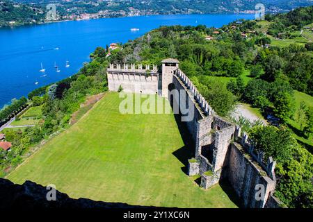 Angera, Varese, Lombardei, Italien. Die Rocca di Angera oder auch Borromeo Castle genannt, ist eine rocca auf einem Hügel oberhalb der Stadt Angera am Südufer des Lago Maggiore. Es hat mittelalterliche Ursprünge. Die Aussicht von einem Turm. Stockfoto