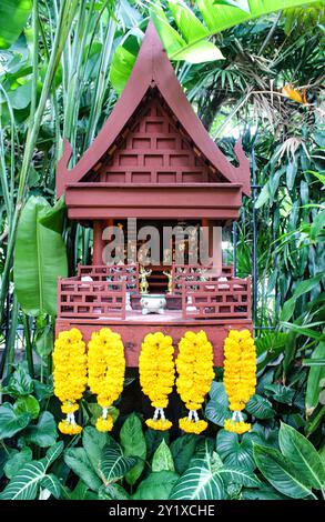 Bangkok, Thailand, Südostasien, Asien. Jim Thompson House Museum. Eine kleine Nachbildung eines Schreins. James H. W. Thompson, bekannt als Jim (Greenville, Delaware, USA 21. März 1906 – vermisst in Malaysia im märz 1967), war ein US-amerikanischer Geschäftsmann und Modedesigner, der in den 1950er und 1960er Jahren zur Wiederbelebung der thailändischen Seidentextilindustrie beitrug 1976 wurde das Haus und sein üppiger Garten im Zentrum von Bangkok in ein Museum umgewandelt. Stockfoto