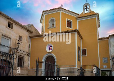 Eremitage von San Bartolomé, mit gelber Fassade, in Cieza, Region Murcia, Spanien mit Sonnenlicht Stockfoto