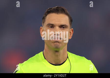 Paris, Frankreich. September 2024. Der Schweizer Schiedsrichter Sandro Scharer sieht in der Aufstellung vor dem Spiel der UEFA Nations League im Parc des Princes in Paris zu. Der Bildnachweis sollte lauten: Jonathan Moscrop/Sportimage Credit: Sportimage Ltd/Alamy Live News Stockfoto