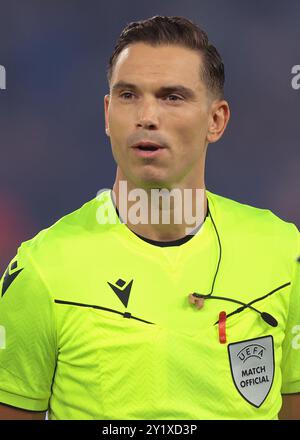 Paris, Frankreich. September 2024. Der Schweizer Schiedsrichter Sandro Scharer sieht in der Aufstellung vor dem Spiel der UEFA Nations League im Parc des Princes in Paris zu. Der Bildnachweis sollte lauten: Jonathan Moscrop/Sportimage Credit: Sportimage Ltd/Alamy Live News Stockfoto