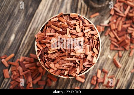 Rote Sandelholzspäne in einer Metallschale auf einem Tisch, Draufsicht Stockfoto