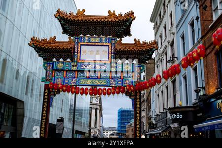 London, Großbritannien – 25. August 2024. Der kunstvoll verzierte Chinese Arch und das Chinesische Tor am Eingang zu China Town am Londoner West End Stockfoto