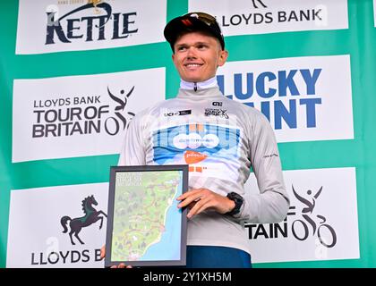 Oscar Onley, TEAM DSM - FIRMENICH gewann die Jugendwertung nach Stage 6 Lowestoft > Felixstowe, Tour of, UK. September 2024. Credit: Pete Goding Credit: Peter Goding/Alamy Live News Stockfoto