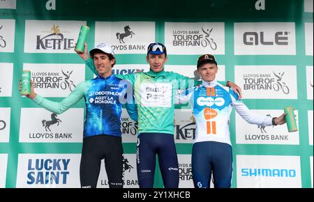 Israel Premier Tech Rider Stevie Williams (Mitte) auf dem Podium, nachdem er die Lloyds Bank Tour of Britain 2024 mit dem Team dsm-firmenich PostNL Fahrer Oscar Onley (rechts) auf dem zweiten Platz belegte, und Decathlon AG2R La Mondiale DT Fahrer Tom Donnenwirth (links), der nach der sechsten Etappe der Lloyds Bank Tour of Britain 2024 von Lowestoft nach Felixstowe den dritten Platz belegte. Bilddatum: Sonntag, 8. September 2024. Stockfoto