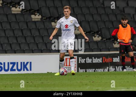 Milton Keynes Dons Joe Tomlinson während der ersten Hälfte des Spiels der Sky Bet League 2 zwischen MK Dons und Walsall im Stadion MK, Milton Keynes am Samstag, den 7. September 2024. (Foto: John Cripps | MI News) Credit: MI News & Sport /Alamy Live News Stockfoto