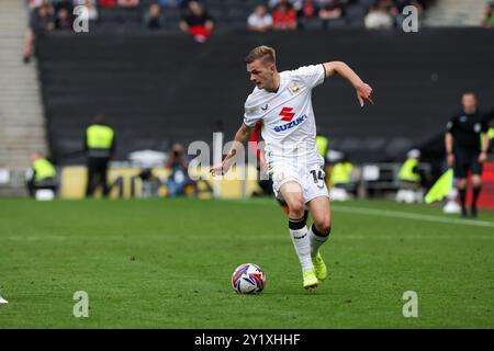 Milton Keynes Dons Joe Tomlinson während der zweiten Hälfte des Spiels der Sky Bet League 2 zwischen MK Dons und Walsall im Stadion MK, Milton Keynes am Samstag, den 7. September 2024. (Foto: John Cripps | MI News) Credit: MI News & Sport /Alamy Live News Stockfoto