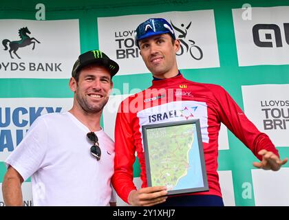 Felxistowe, Vereinigtes Königreich, Vereinigtes Königreich. September 2024. Ethan Vernon, Israel - Premier Tech im roten Trikot der Sprintern auf dem Podium mit Mark Cavendish nach Stage 6 Lowestoft > Felixstowe, Tour of Britain, 8. September 2024, Credit:Pete Goding Credit: Peter Goding/Alamy Live News Stockfoto