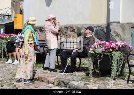 Der jüngste Klatsch, der auf Rådhustorget, Raatihuoneentori, dem historischen Wahrzeichen Platz im Zentrum von Porvoo, Borgå, Finnland, im August 2024 gehört wird Stockfoto