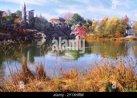 Central Park Belvedere Castle und Turtle Pond im Herbst von New York City. Gotische Steinwetterstation, Felsvorsprung mit Blick auf das Wasser. Wahrzeichen der USA Stockfoto