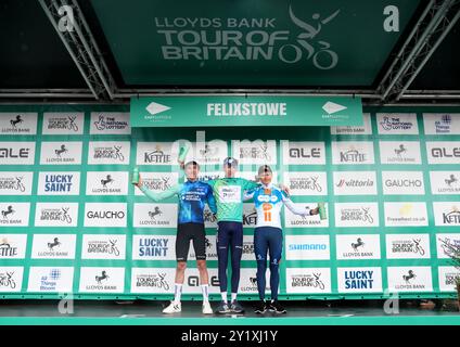 Israel Premier Tech Rider Stevie Williams (Mitte) auf dem Podium, nachdem er die Lloyds Bank Tour of Britain 2024 mit dem Team dsm-firmenich PostNL Fahrer Oscar Onley (rechts) auf dem zweiten Platz belegte, und Decathlon AG2R La Mondiale DT Fahrer Tom Donnenwirth (links), der nach der sechsten Etappe der Lloyds Bank Tour of Britain 2024 von Lowestoft nach Felixstowe den dritten Platz belegte. Bilddatum: Sonntag, 8. September 2024. Stockfoto