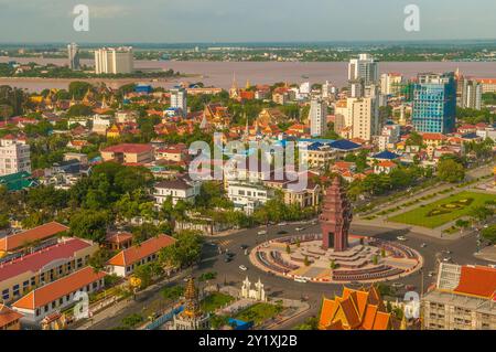 Unabhängigkeitsdenkmal / Luftsicht / Stadtbild. Zusammenfluss des Mekong River und des Tonle SAP River im Hintergrund. Phnom Penh, Kambodscha. © Kraig Lieb Stockfoto