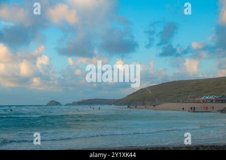 Atemberaubende Meereslandschaft bei Sonnenuntergang am Perranporth Beach, Cornwall Stockfoto