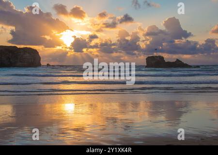 Atemberaubende Meereslandschaft bei Sonnenuntergang am Perranporth Beach, Cornwall Stockfoto