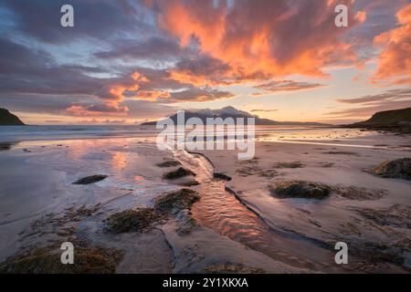 Sonnenuntergang über der Isle of Rum, Small Isles, Schottland, Juli 2016 Stockfoto