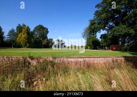 Malerischer Blick auf einen gepflegten Park mit üppigem grünem Gras, Bäumen und einem klaren blauen Himmel in einer ruhigen Umgebung im Freien. Ecrick Hall york yorkshire Stockfoto