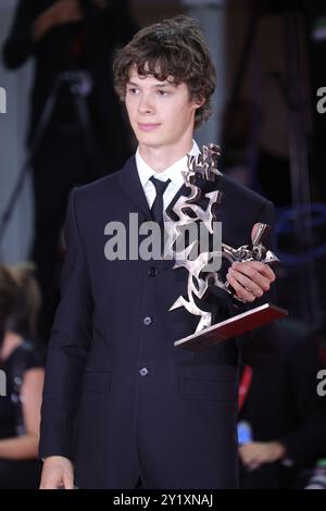 Venedig, Italien. September 2024. VENEDIG, ITALIEN - 7. SEPTEMBER: Paul Kircher posiert mit dem Marcello Mastroianni Award während des 81. Internationalen Filmfestivals von Venedig im Palazzo del Cinema am 7. September 2024 in Venedig Stockfoto