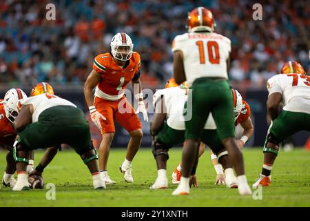 MIAMI GARDENS, FLORIDA - 7. SEPTEMBER: Francisco Mauigoa #1 der Miami Hurricanes an der Grenze des Kampfes gegen die Florida A&M Rattlers bei Hard Stockfoto